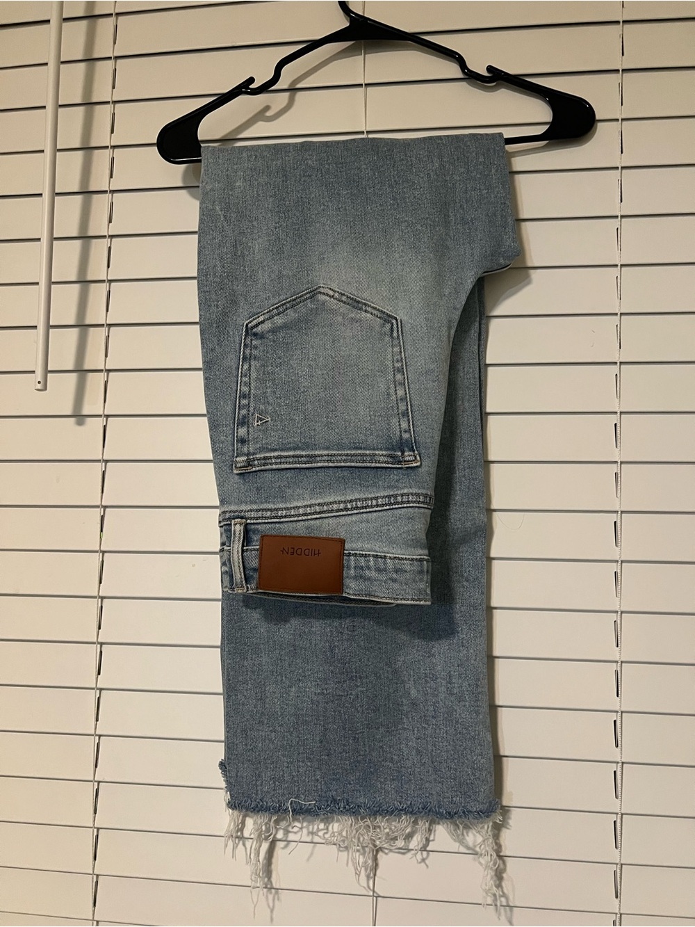 Light Wash Women’s Jeans with Frayed Hem